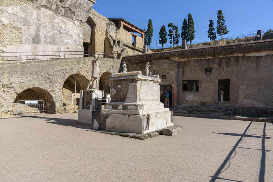 176 - Italia - Herculano - parque arqueológico de Herculano - terraza de Marco Nonio Balbo.jpg